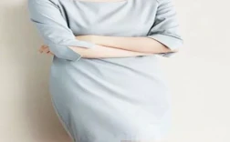直筒半身裙配什么样上衣？直筒连衣裙搭配什么上衣？